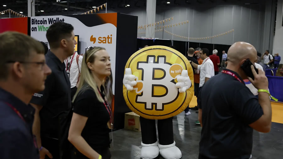 Bitcoin atinge novo máximo histórico de mais de 112 mil dólares